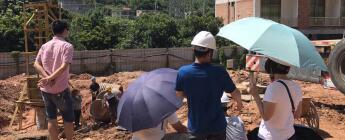 八月驕陽盛似火，員工揮汗守一線